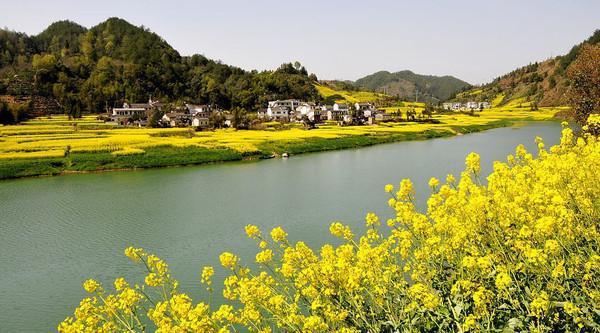 安徽一风景名胜区青山相望景色绝佳有奇山异水之称