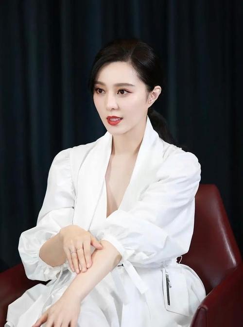 范冰冰身穿白色简约西装,配精致蓝色耳环,周身散发着