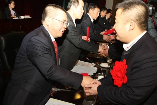 董事长李文明,总经理王书宝分别与各采油厂签订了安全环保工作目标