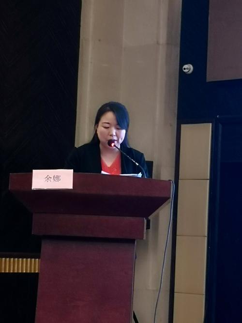 宜黄县委常委,常务副县长余娜发言.