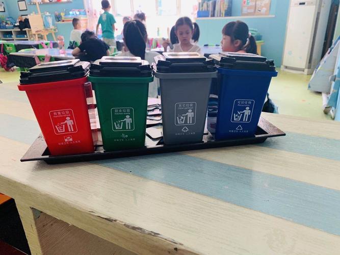 这里有四个颜色的垃圾桶,他们分别是什么垃圾桶呢?