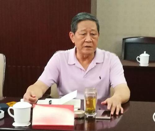 校长,原成都军区副司令员陈世俊中将首先向老干部大学全体教师致以