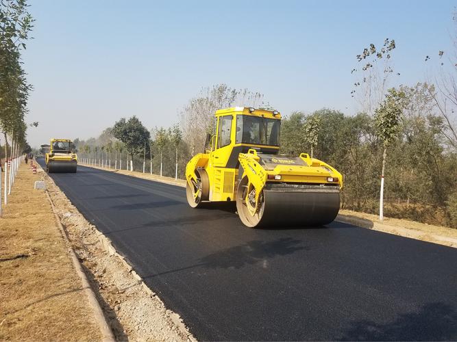 10月31日堤顶道路工程施工简报