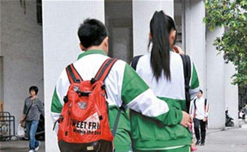 原创早恋翻车现场小情侣约会被女方父亲抓获隔着屏幕都觉得尴尬