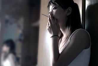 抽烟女人 独特女性的脆弱与坚韧