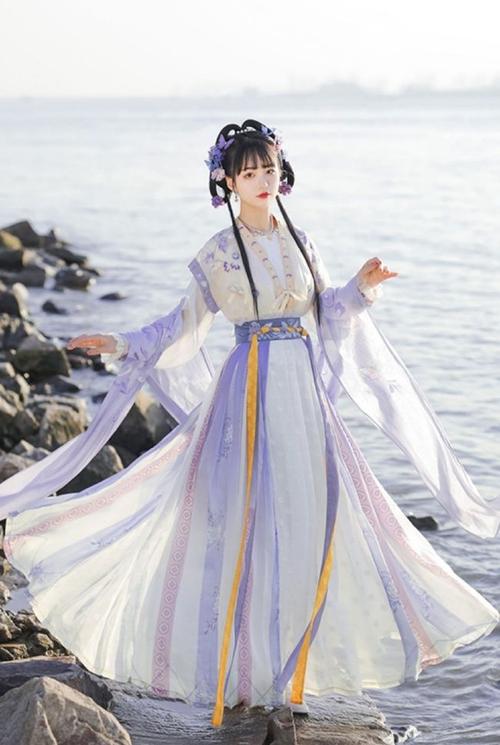 汉服美女裙摆飞扬仙气飘飘