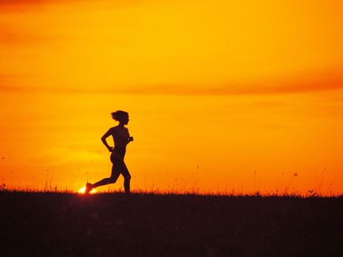 夕阳下奔跑的女孩