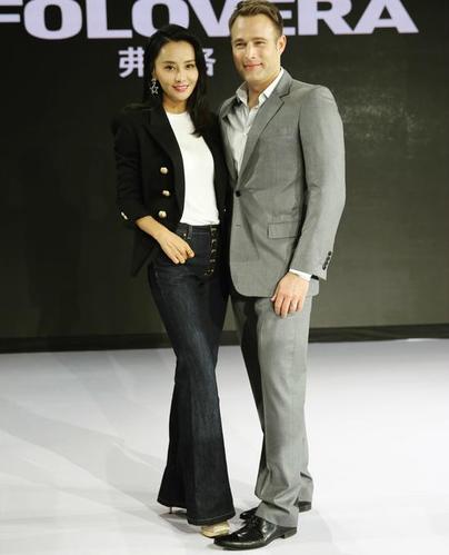 西装牛仔大玩混搭 点击图片进入下一页  上一页下一页   马雅舒因在