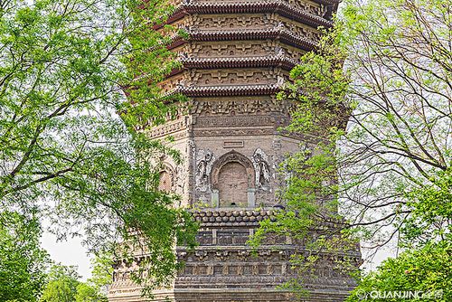 春天北京玲珑公园里的慈寿寺塔