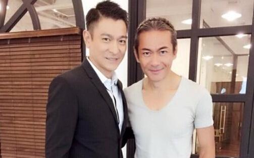 来自新华网的报道,8月26日,疑似江华的微博晒和刘德华合影照片中