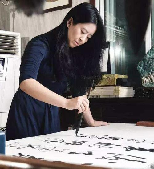 在大家的印象中,出生于1975年的许静,是一个温柔文静的江南女子,也是