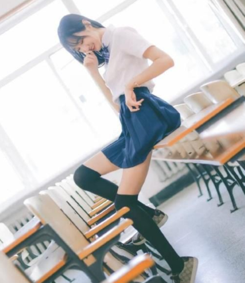 95后女老师穿jk上课,学生表示老师真好看,听课变得更积极了