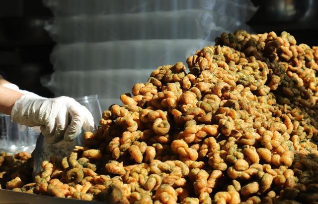 浙江美女辞掉上市公司高管回村卖麻花因高颜值走红年入200万