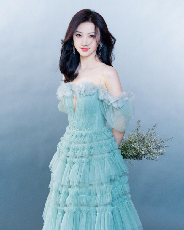 原创景甜不愧是"人间富贵花",墨绿裙高贵优雅,只是这条缝看不懂