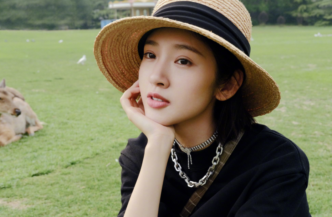 唐艺昕怪会穿的,黑t恤配百褶裙优雅温柔,当妈后更有少女感了