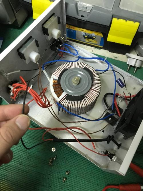 12v/24v蓄电池充电器手里这跟电源线接哪里?