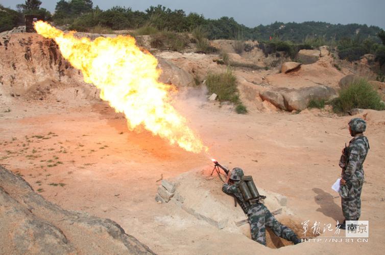 高清:解放军用喷火器打碉堡 几十米外打爆目标