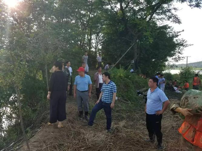 武警部队一线抗洪救灾,县市场局率企业慰问白山镇九联