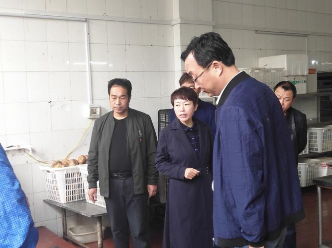 确山县教育局局长孟雪花同志深入确山五中检查工作