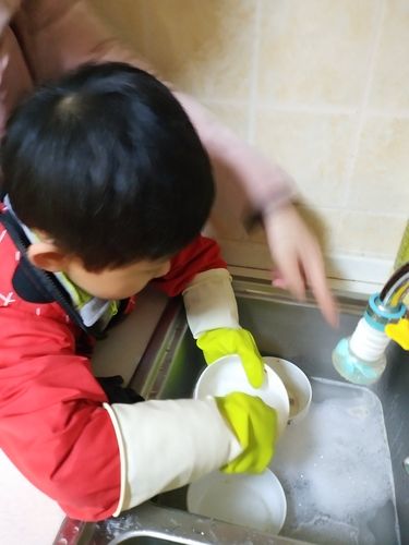 "我帮爸爸妈妈做家务"龙山小学校附属幼儿园能干小帮手