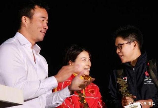 正能量的一家郭晶晶参加活动全家来支持公公霍震霆安静坐一旁