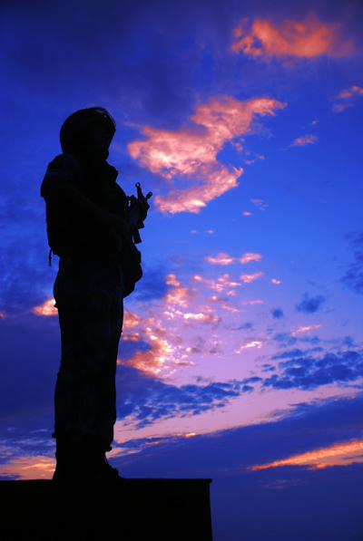 中国海军第四批护航编队特战队员在商船上站岗执勤(胡嘉摄)