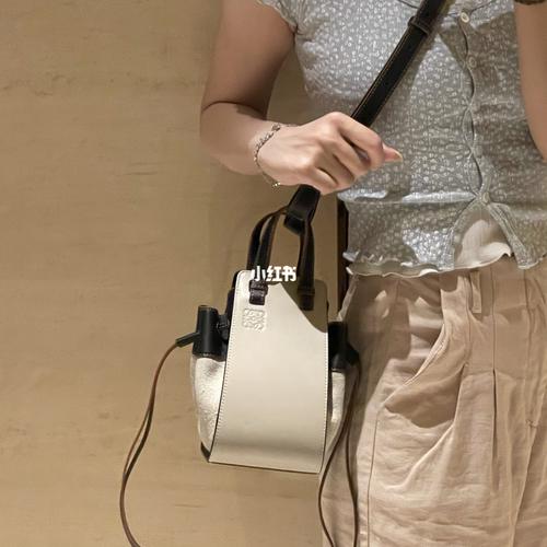 loewe 罗意威mini吊床包_罗意威怎么样_吊床_编织_拼色_夏天去哪玩