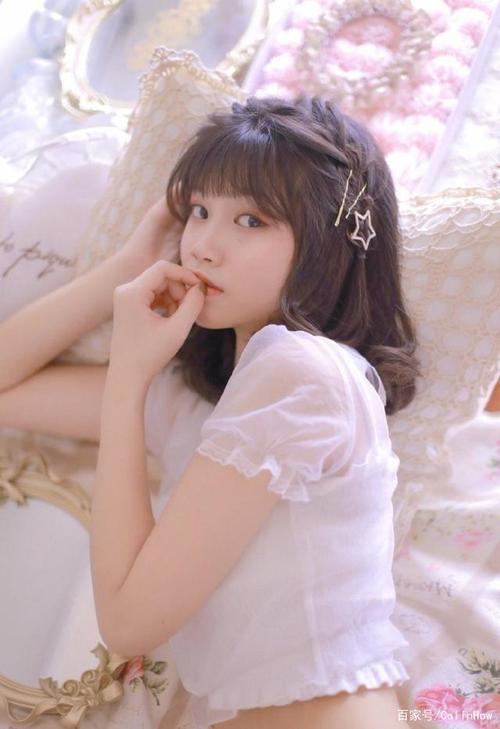 可爱萌妹子皮肤白皙身材苗条居家写真