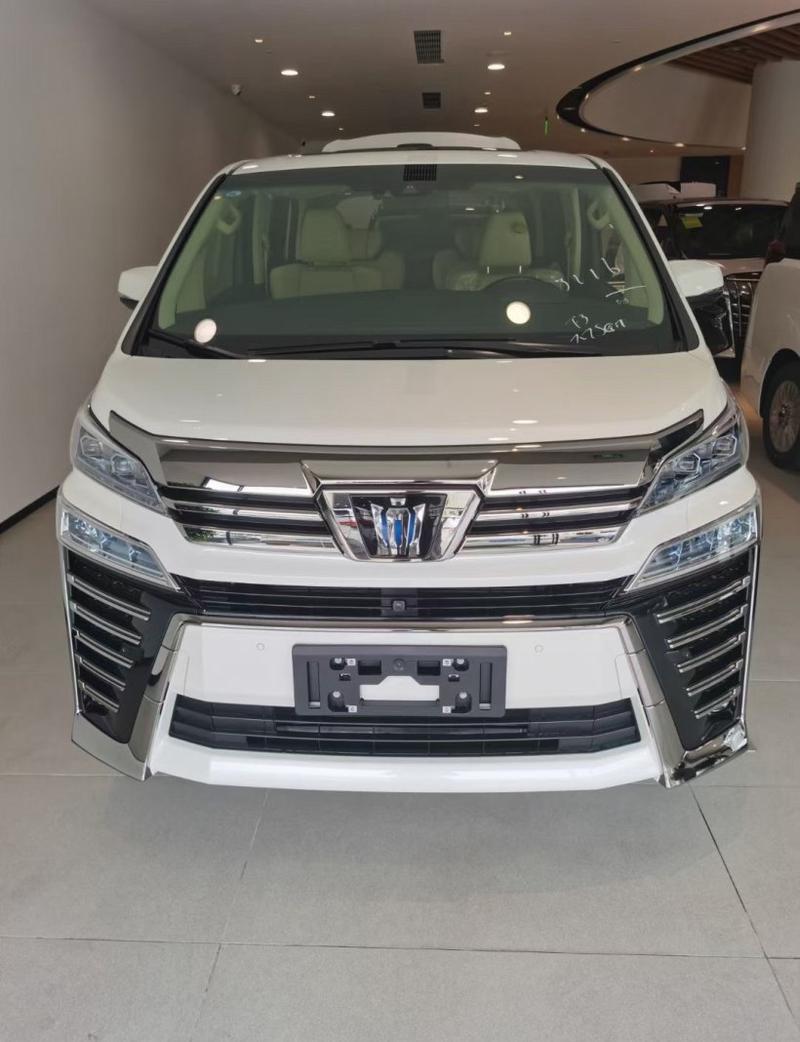 全新丰田威尔法实车,换装皇冠车标,网友:真的想好了吗?