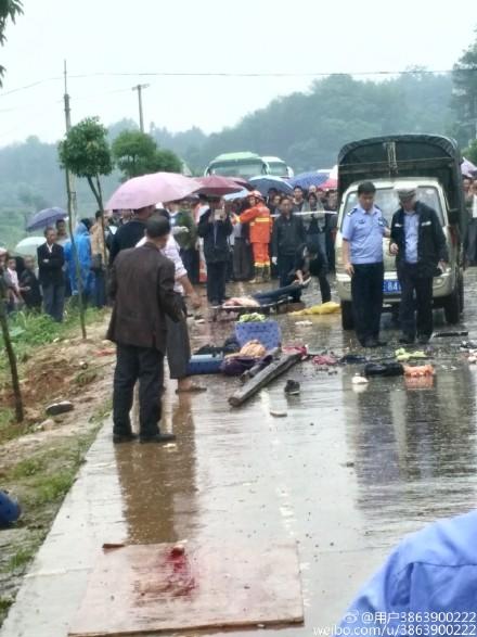 湖南一载50余名乘客大巴侧翻 致6人死现场惨烈