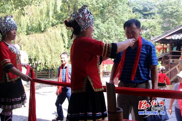 品尝侗家"拦门酒".