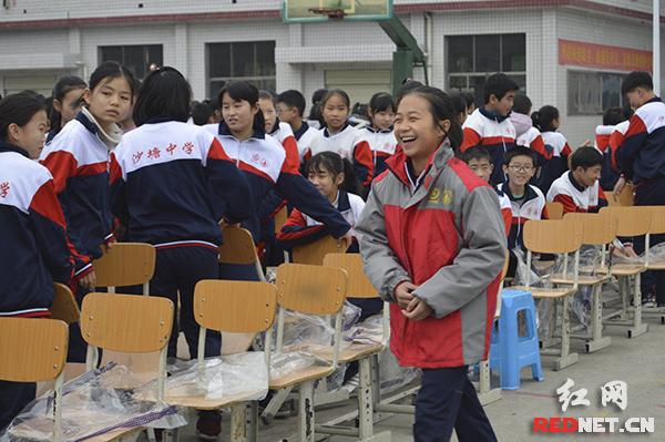"温暖微行动"走进双峰农村 为中学生捐赠冬季校服17万元