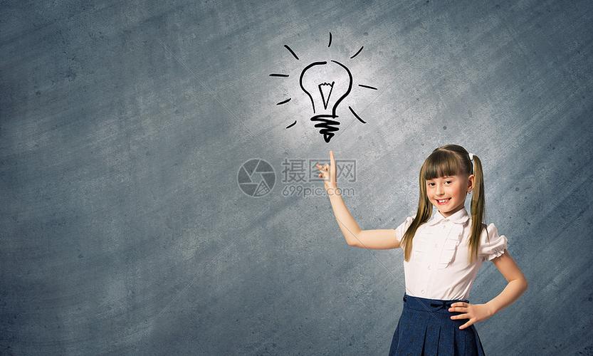 上学的孩子可爱的女学生用手指指着电灯泡