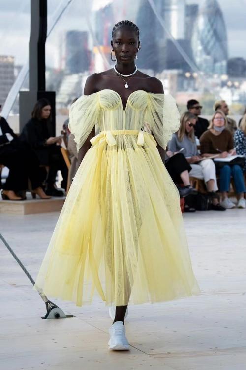 67alexandermcqueen2022春夏女装系列伦敦天空之景