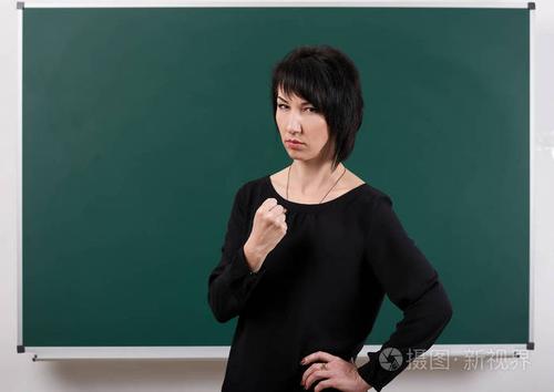 严肃的女老师由粉笔板构成学习概念绿色背景演播室射击