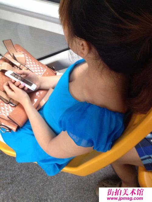 美女穿低胸装弯腰露胸