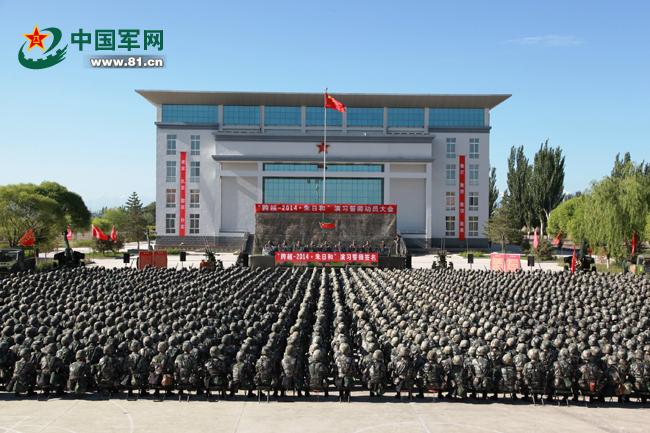 本网讯(王鹏,王斌)7月10日,兰州军区参演部队在驻地张掖组织演习誓师