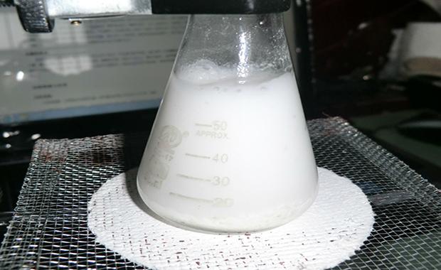 是将一种主要成分为碳生石灰加水放热酸钙的天然岩石,在适当的情况下