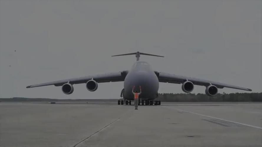 实拍美军最大的运输机,c5银河运输机,堪称飞机中的