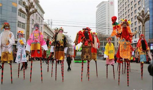 天水:秦州大地耍社火 "大长腿"抢镜