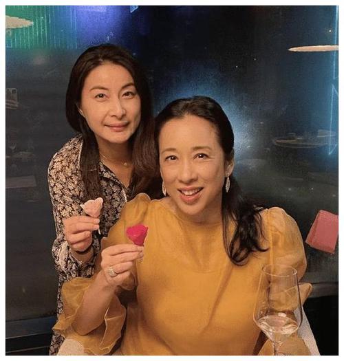 霍启刚带两个弟弟给母亲庆生母子同框超甜蜜郭晶晶发文情商高
