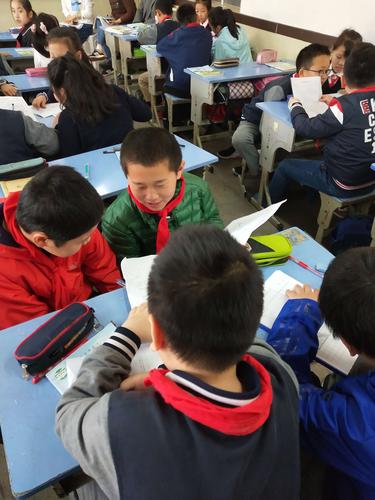 学生在课堂上进行分组的交流