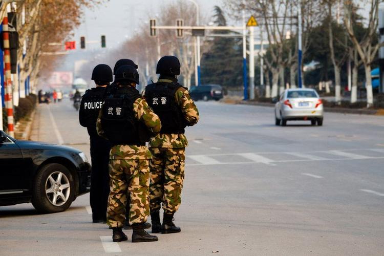 案发已6天:南京万余警力全城搜捕持枪抢劫嫌犯(高清组图)