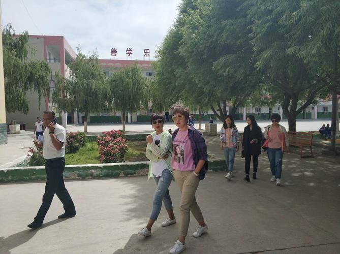 参观校园并就牙甫泉中学学校管理和设施进行现场交流.
