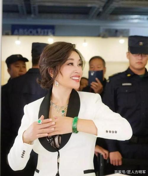 刘晓庆现在是玉不离身,手里收藏有至少价值100多个亿的珠宝玉石,她