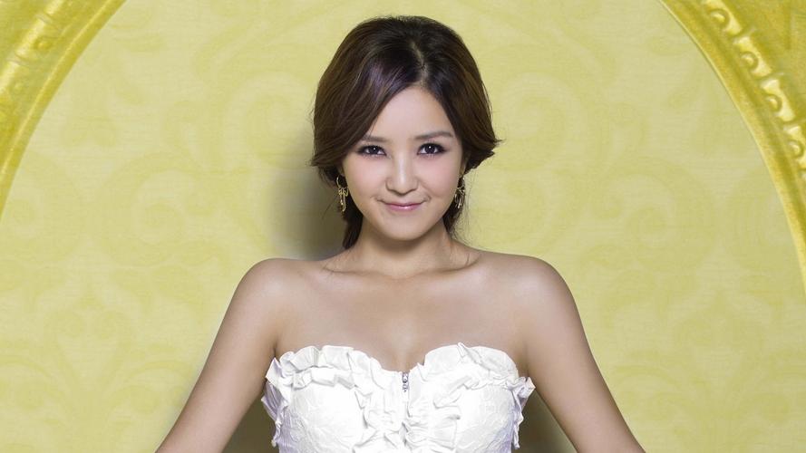 何洁美女高清桌面壁纸