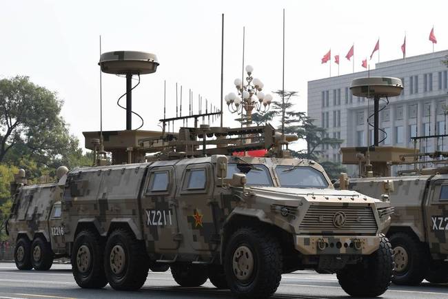 新列装猛士版车载榴弹炮威武 侦察车引导打击敌火炮阵地画面震撼