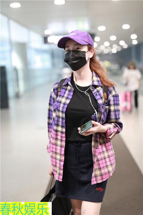 张檬承认整容还深陷小三风波,现身机场小粗腿很真实