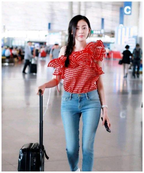 张天爱终于换风格穿红色运动服配紧身裤走机场比高调时更气质