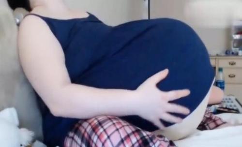 原创宝妈体重90斤,挺"巨肚"怀三胞胎,网友:好担心肚子被"撑破"